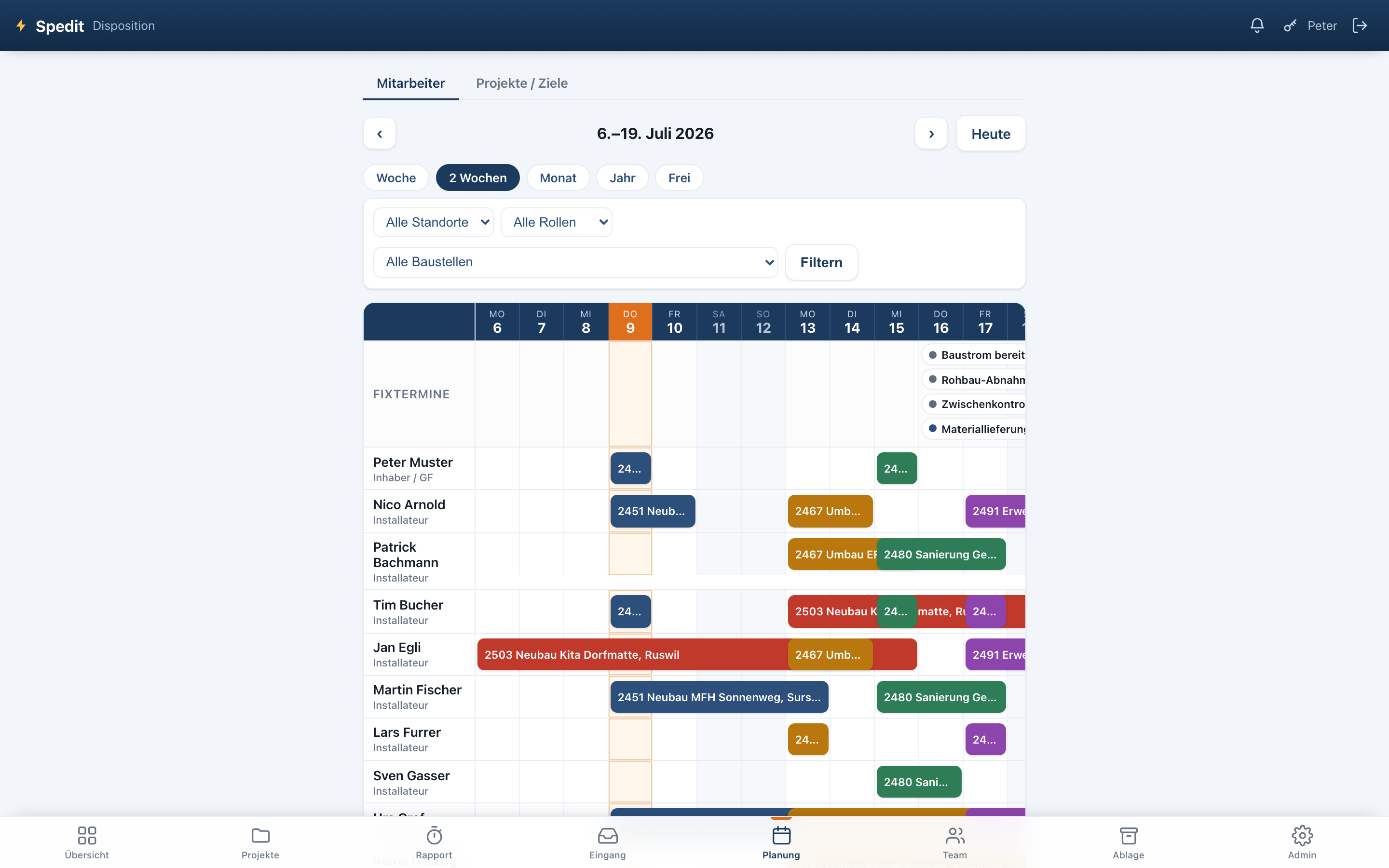 Plantafel «Disposition»: Zweiwochen-Ansicht vom 6. bis 19. Juli mit einer Zeile «Fixtermine» und Zeilen pro Mitarbeitendem, gefüllt mit farbigen Balken für die einzelnen Baustellen-Einsätze.