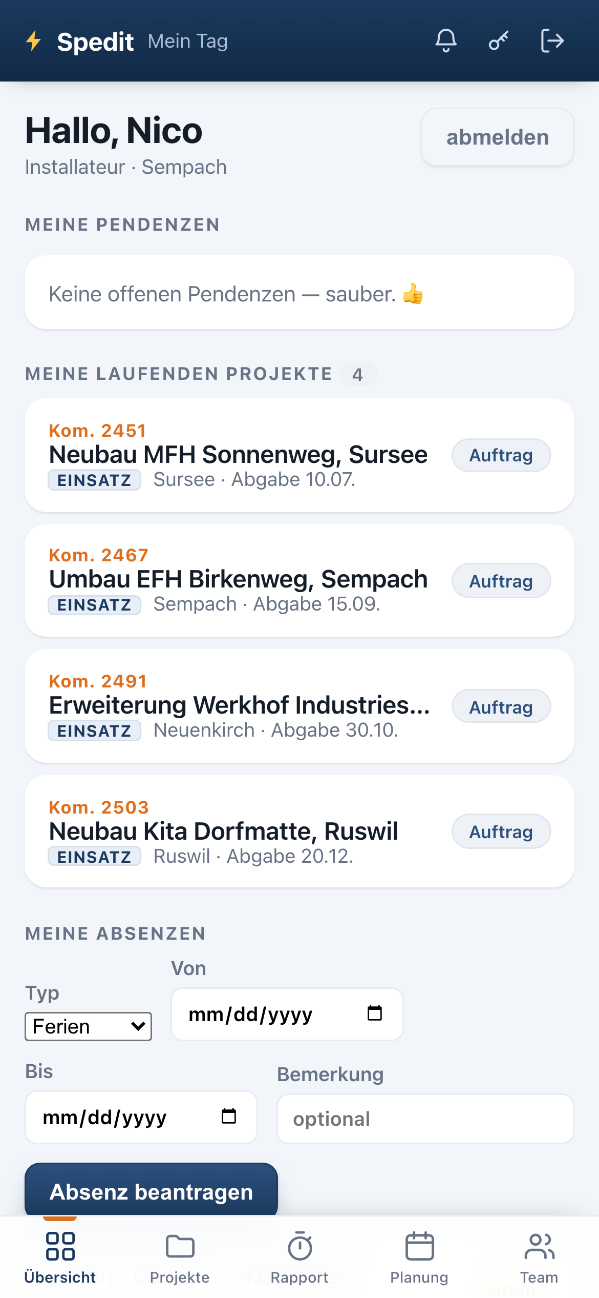 Spedit auf dem Handy: die Installateur-Ansicht «Mein Tag» mit laufenden Projekten und einem Formular für Absenzen.