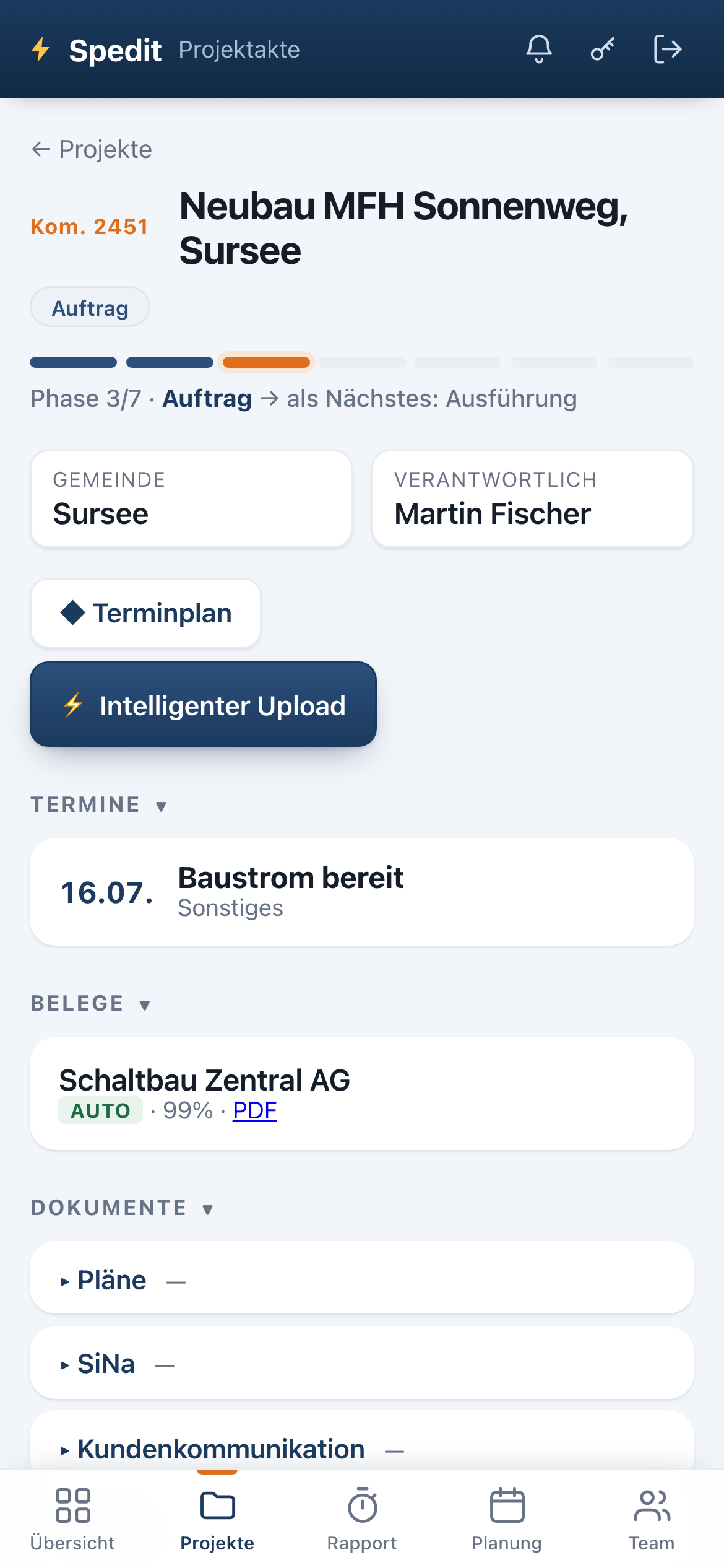 Projektakte «Kom. 2451 Neubau MFH Sonnenweg, Sursee» auf dem Handy: Phasen-Fortschritt, Gemeinde, Verantwortlicher, ein Termin, ein automatisch zugeordneter Beleg und aufklappbare Dokumentordner.