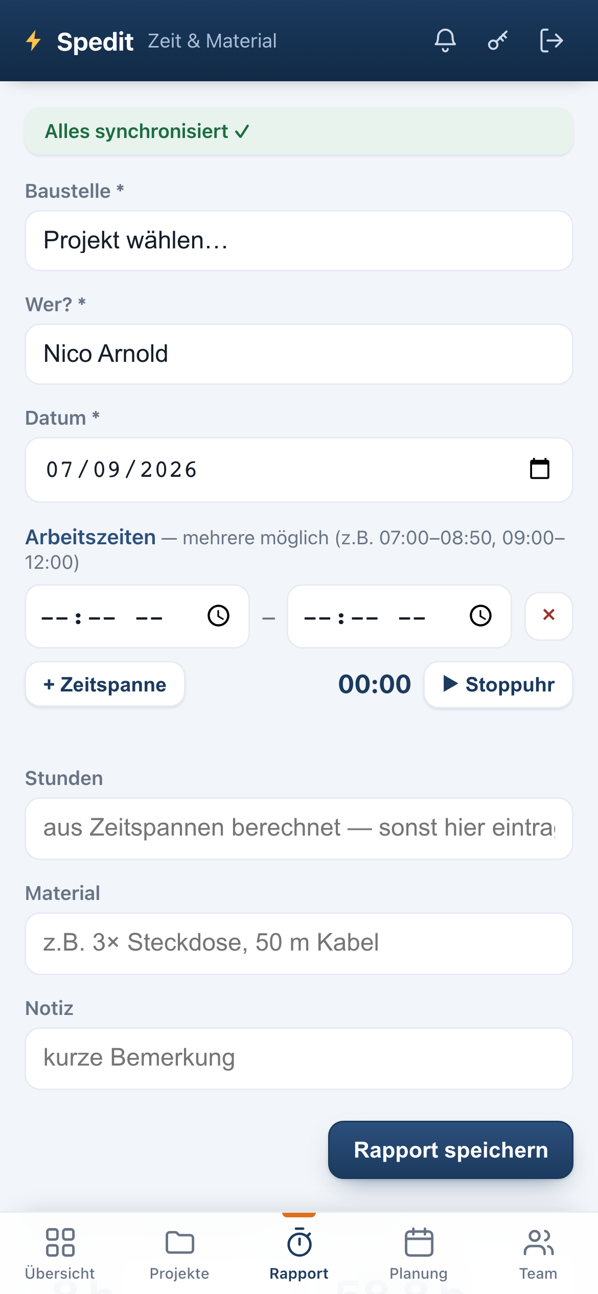 Zeiterfassung «Zeit & Material» auf dem Handy: Baustellen-Auswahl, Datum, mehrere Arbeitszeit-Spannen mit Stoppuhr, Felder für Stunden, Material und Notiz sowie eine Schaltfläche «Rapport speichern».