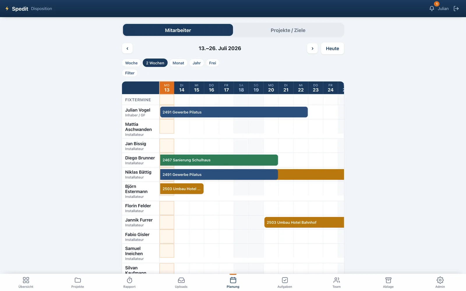 Plantafel «Disposition»: Zweiwochen-Ansicht mit einer Zeile «Fixtermine» und Zeilen pro Mitarbeitendem, gefüllt mit farbigen Balken für die einzelnen Baustellen-Einsätze.