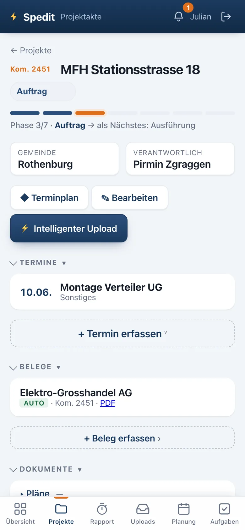 Projektakte «Kom. 2451 Neubau MFH Sonnenweg, Sursee» auf dem Handy: Phasen-Fortschritt, Gemeinde, Verantwortlicher, ein Termin, ein automatisch zugeordneter Beleg und aufklappbare Dokumentordner.