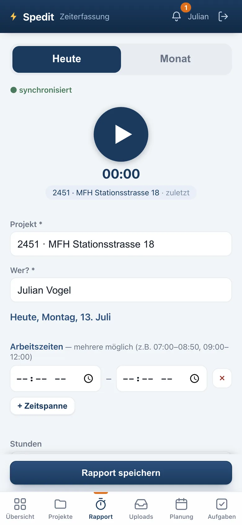 Zeiterfassung auf dem Handy: grosse Stoppuhr, Projekt-Auswahl, mehrere Arbeitszeit-Spannen und die Schaltfläche «Rapport speichern» — oben der Status «synchronisiert» des Offline-Abgleichs.
